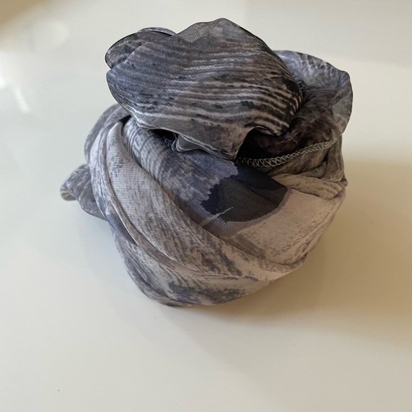 Beautiful Gray Ombré Shear Peacock Feather Oblong Acrylic Scarf BNWOT - Picture 7 of 11